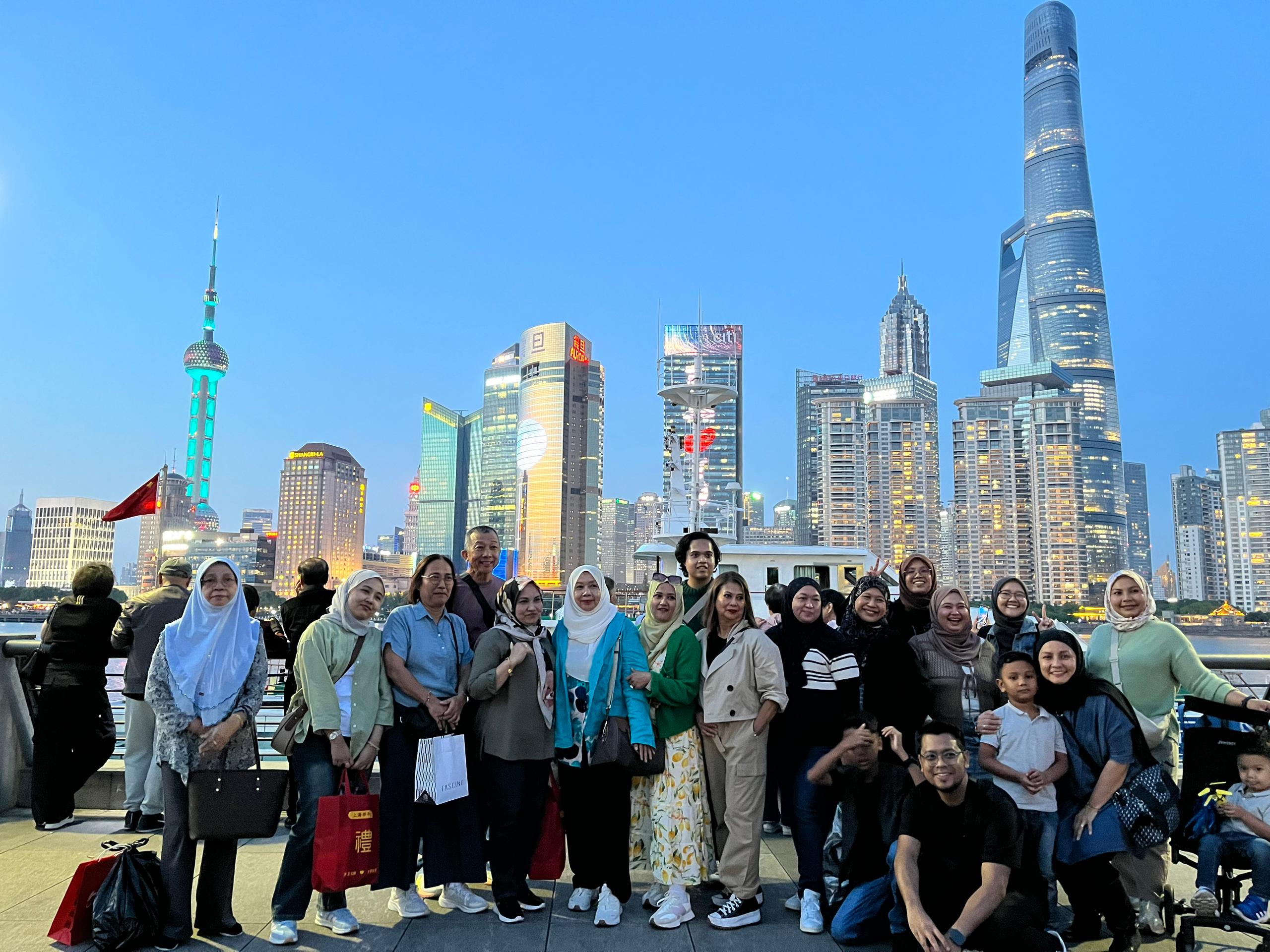 The Bund Shanghai – Pemandangan ikonik tebing sungai dan seni bina kolonial dalam trip Tripfez Muslim-friendly