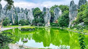 Formasi batu unik di Naigu Stone Forest Yunnan bersama Tripfez Muslim Travel