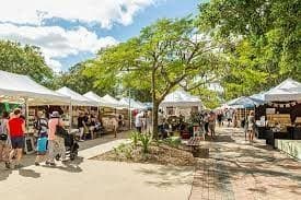 Suasana meriah di Eumundi Market Sunshine Coast dengan pelbagai gerai tempatan