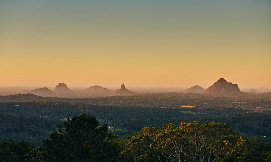 Pemandangan indah Glasshouse Mountain di Queensland Australia