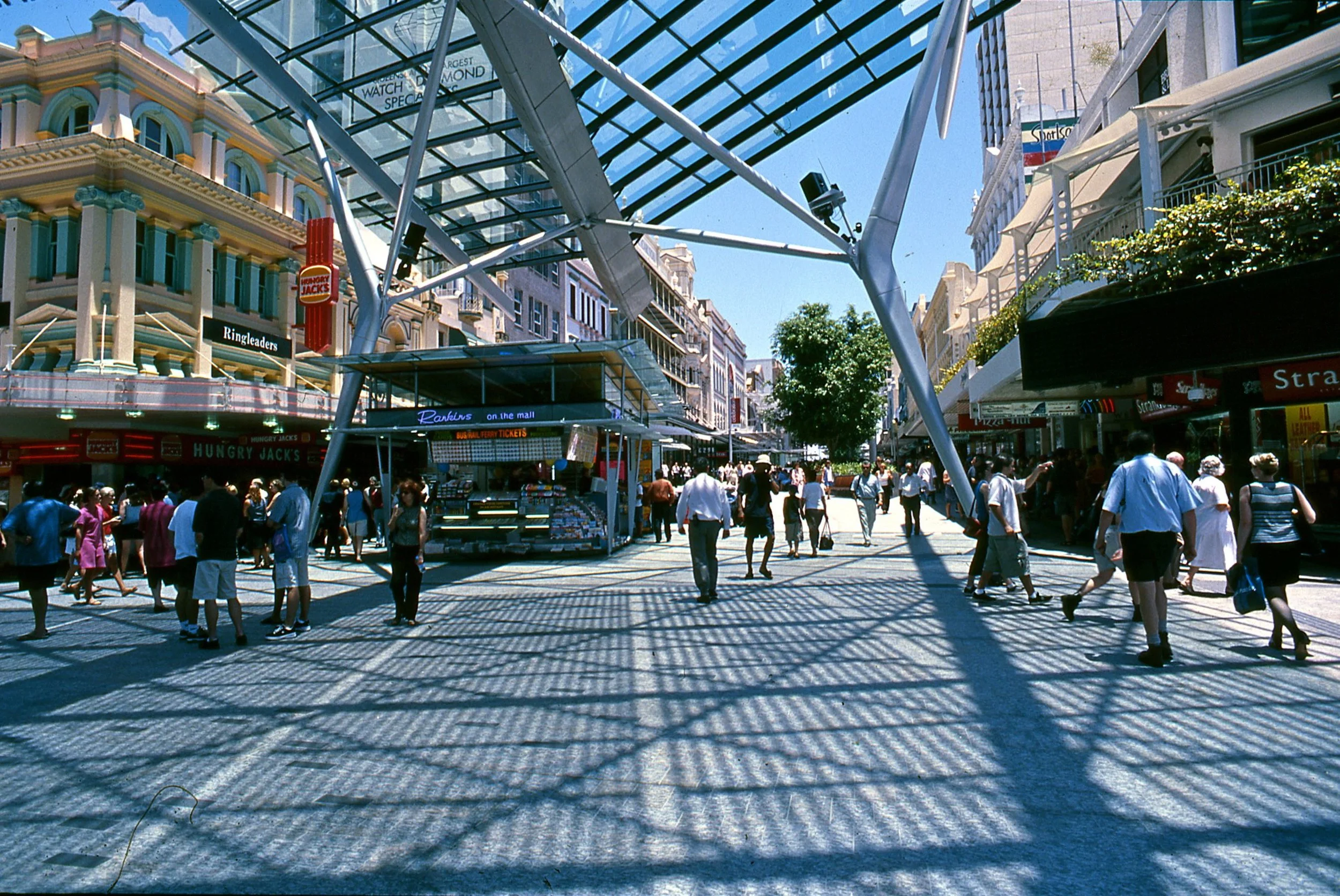 Suasana membeli-belah di Queen Street Mall Brisbane
