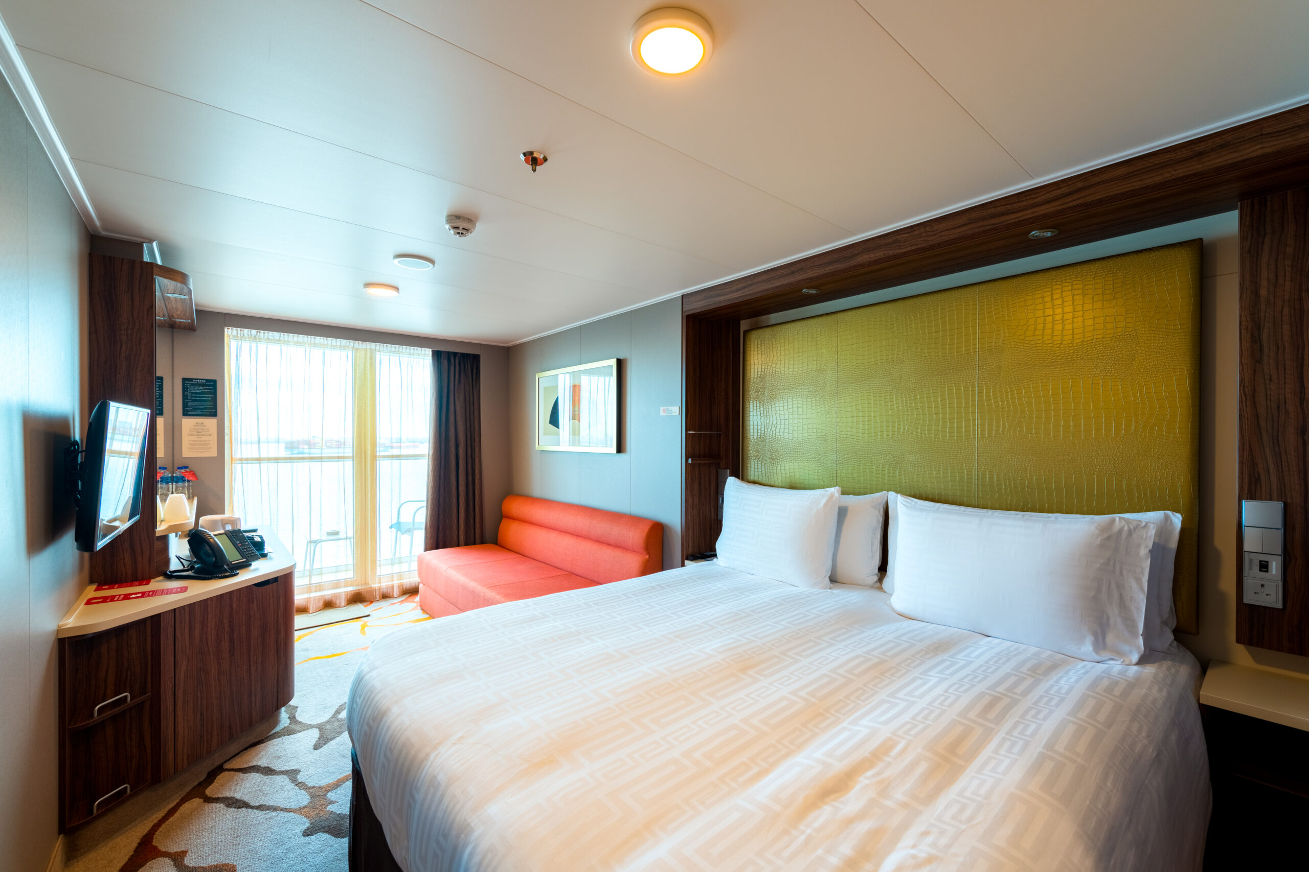 Balcony Stateroom Genting Dream dengan balkoni menghadap lautan