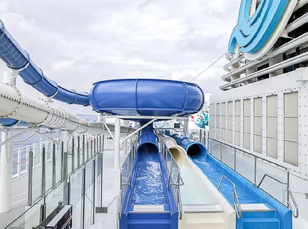 Taman gelongsor air Waterslide Park di Genting Dream Cruise
