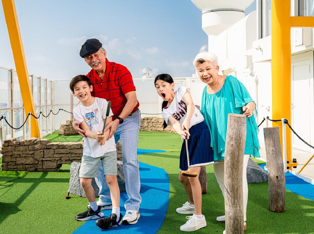 Mini golf course atas kapal Genting Dream Cruise