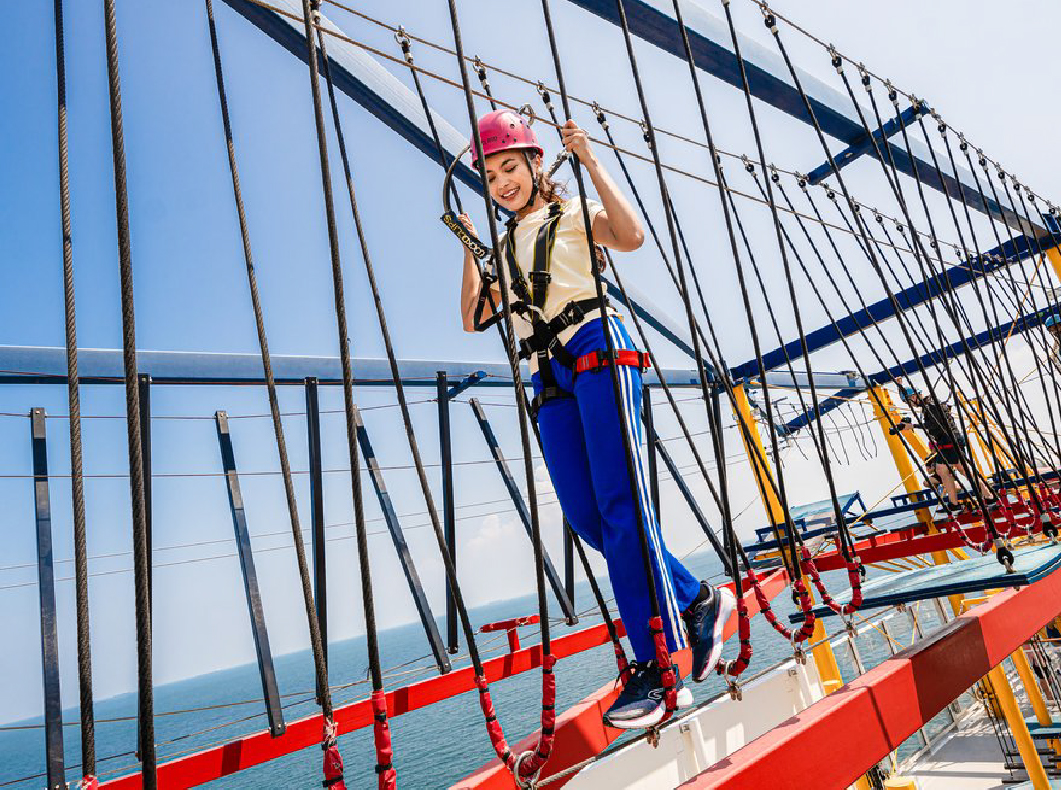 Rope course adventure atas Genting Dream Cruise